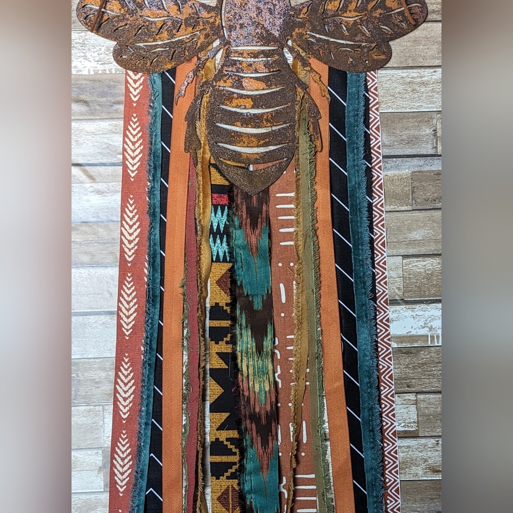 NWT Handcrafted Rustic Metal Honey Bee Wall Hanging - Picture 3 of 7